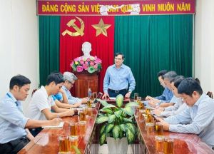 Lãnh đạo tỉnh nghe Sở TT-TT báo cáo về ứng dụng Power BI trong khai thác dữ liệu