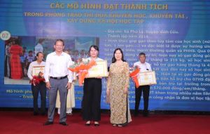 Bộ Chính trị ban hành Chỉ thị về công tác phổ cập giáo dục, giáo dục bắt buộc