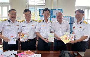 Tặng quà cho cán bộ chiến sĩ Nhà giàn DKI