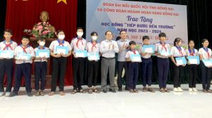 Tặng 300 suất học bổng cho học sinh vượt khó chăm ngoan
