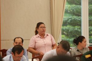 Những đảng viên tích cực học tập nghị quyết của Đảng