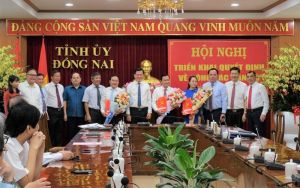 Triển khai các quyết định về công tác cán bộ