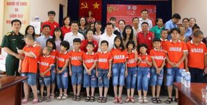 Bí thư Tỉnh ủy Nguyễn Hồng Lĩnh tặng quà tết tại Trung tâm Công tác xã hội tỉnh