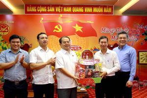 Phó Bí thư Tỉnh ủy trao quà cho các gia đình chính sách, gia đình có hoàn cảnh khó khăn