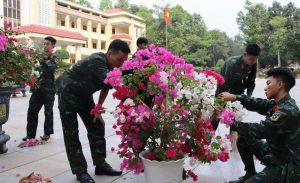 Bộ đội làm đẹp cảnh quan môi trường đón Tết