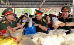 Chương trình Xuân đoàn kết- Tết thắm tình quân dân đã trao tặng 550 phần quà