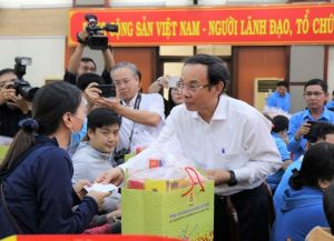 Ủy viên Bộ Chính trị, Bí thư Thành ủy TP.HCM Nguyễn Văn Nên thăm, tặng quà tết cho hộ nghèo, gia đình khó khăn tại Đồng Nai