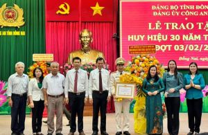 Trao Huy hiệu 30 năm tuổi Đảng cho Thiếu tướng Nguyễn Sỹ Quang, Giám đốc Công an tỉnh