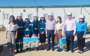 Bộ trưởng Bộ Xây dựng thăm, tặng quà người lao động tại Đồng Nai