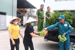 Đồn Công an Khu công nghiệp Tam Phước phối hợp cùng lực lượng dân quân thường trực thực hiện Chương trình Kết nối yêu thương từ chuối “0” đồng
