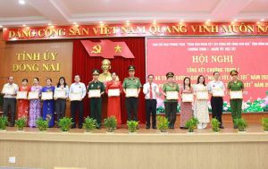 Hết lòng vì nhân dân phục vụ