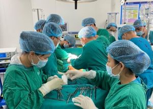 Kịp thời cứu sống bệnh nhân bị vỡ phình động mạch chủ bụng vào tá tràng