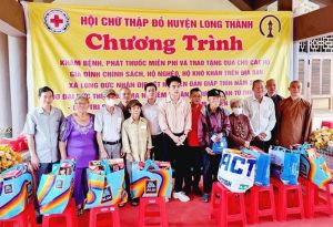 Khám bệnh, phát thuốc và tặng quà cho 500 gia đình chính sách, hộ nghèo