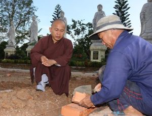 Cầu nối giúp người khó khăn