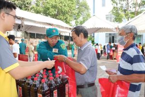 Tặng 200 phần quà Tết cho người dân có hoàn cảnh khó khăn