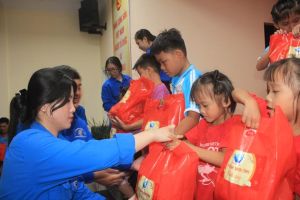 Chăm lo Tết cho trẻ em khó khăn