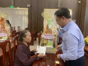 Các đại biểu Quốc hội tặng quà cho các gia đình chính sách, khó khăn