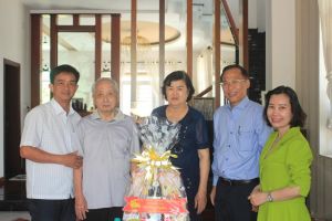 Đồng chí Phạm Xuân Hà, Trưởng Ban Tuyên giáo Tỉnh ủy thăm, chúc Tết các đồng chí nguyên lãnh đạo tỉnh