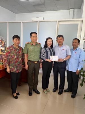 Trao 880 phần quà cho các gia đình chính sách, gia đình khó khăn