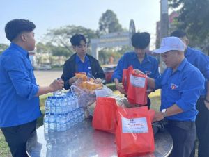 Thanh niên huyện Thống Nhất hỗ trợ người lao động về quê đón Tết