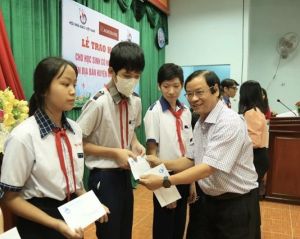 Hội nhà báo trao học bổng cho 70 học sinh