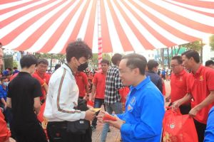 400 thanh niên công nhân, người lao động khó khăn nhận quà Tết sớm