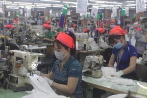 企業の受注が増え従業員は興奮している