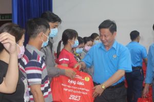 Lo Tết sớm cho công nhân