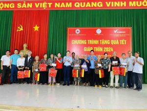 Trao 800 phần quà Tết cho hộ nghèo, gia đình có hoàn cảnh khó khăn