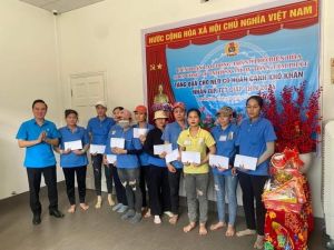 Công đoàn chăm lo Tết cho công nhân khó khăn