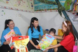 Mang quà đến phòng trọ tặng công nhân xa quê