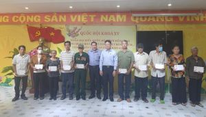 Nhiều hoạt động tặng quà cho các gia đình chính sách và công nhân khó khăn