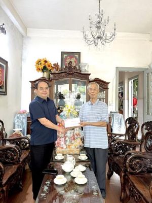 Đồng chí Quản Minh Cường thăm chúc Tết các đồng chí nguyên lãnh đạo Trung ương và địa phương