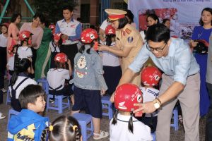 Tặng mũ bảo hiểm cho 370 học sinh lớp 1