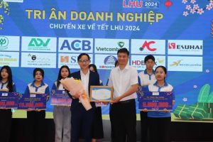 Trường Đại học Lạc Hồng tổ chức Chuyến xe về Tết cho sinh viên