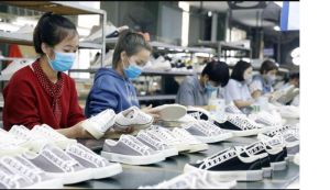 Các yếu tố ảnh hưởng đến sức khỏe lao động nữ ngành giày da, may mặc