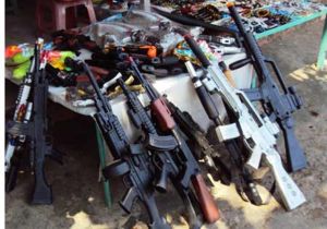 Đồ chơi bạo lực trẻ em bày bàn công khai ngày Tết