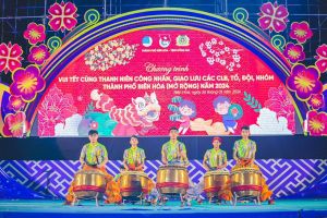 Tổ chức cho thanh niên công nhân vui tết
