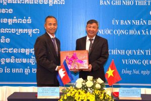 同奈省跟柬埔寨Kampong Thom省签署设立合作关系记录本