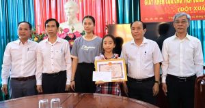 Huyện Nhơn Trạch khen thưởng đột xuất cho học sinh đạt Nhất cuộc thi vẽ tranh Quốc tế