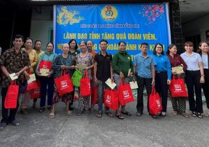 Nestlé Việt Nam trao quà tết cho người lao động khó khăn