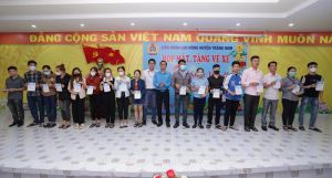 Tặng hơn 1 ngàn vé xe cho người lao động về quê đón Tết