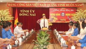 Đại biểu thanh thiếu nhi chúc mừng Tỉnh ủy nhân kỷ niệm 94 năm Ngày thành lập Đảng Cộng sản Việt Nam