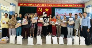 Trao 100 phần quà Tết cho người dân có hoàn cảnh khó khăn