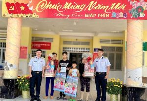 Tặng quà Tết cho 5 gia đình có con được nhận đỡ đầu