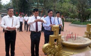 Lãnh đạo tỉnh viếng, dâng hương tại các đền thờ, nghĩa trang liệt sĩ ở các huyện Long Thành và Nhơn Trạch