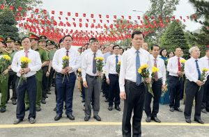 Dâng hương viếng anh linh Chủ tịch Hồ Chí Minh và các liệt sĩ tại Nghĩa trang liệt sĩ tỉnh