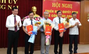 Triển khai các quyết định về công tác cán bộ