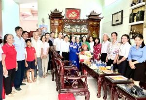 Thăm hỏi và trao quà cho các cụ 100 tuổi