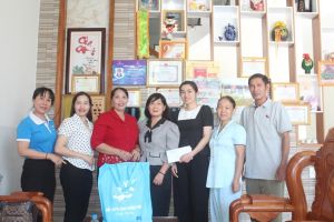 Thăm, động viên và tặng quà nữ thanh niên tình nguyện nhập ngũ